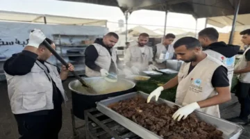 الحملة الأردنية توزع وجبات أرز ولحم دعماً للنازحين في خان يونس